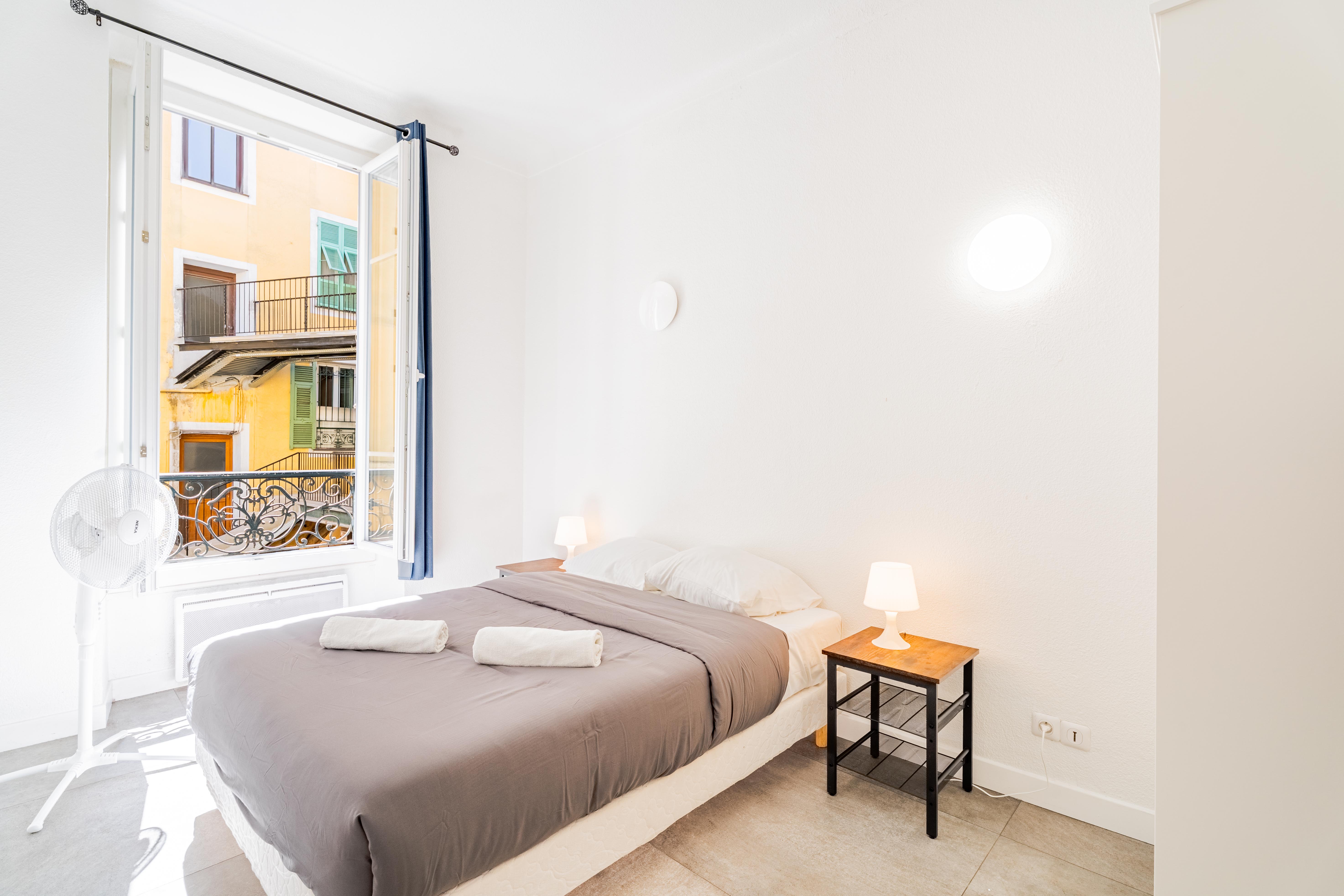 Chambre élégante d’un appartement Airbnb premium à Nice
