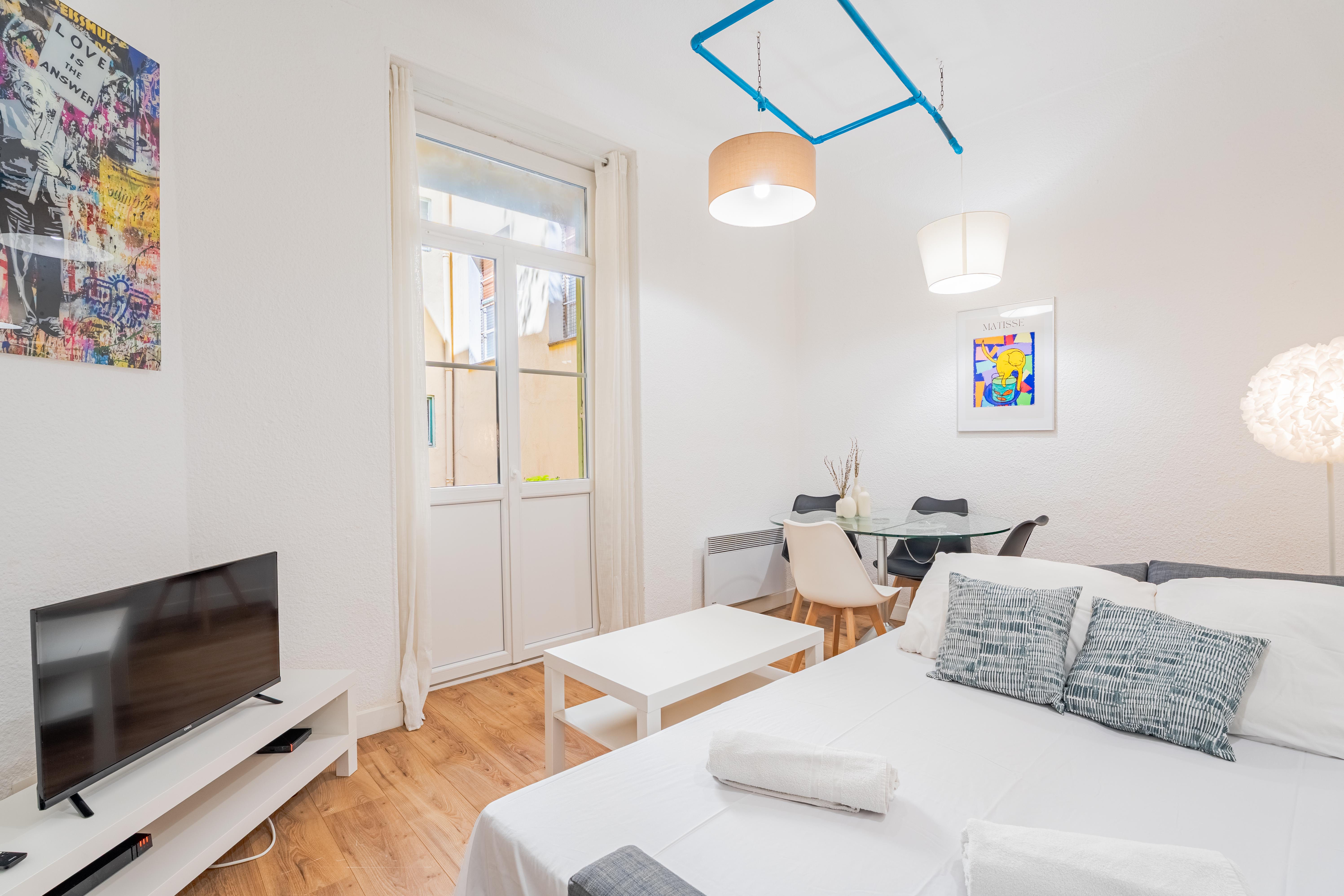 Chambre moderne et lumineuse d’un appartement Airbnb à Nice