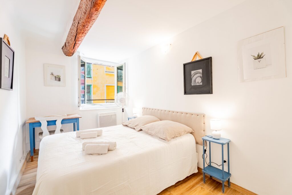 Chambre élégante d’un appartement Airbnb premium à Nice